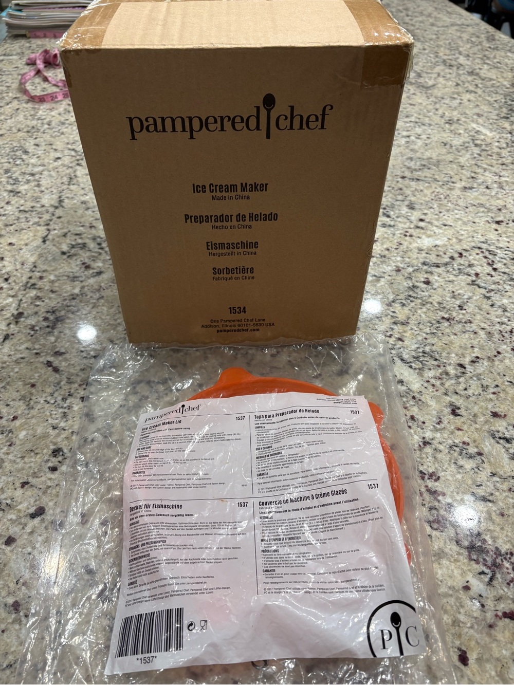 Pampered Chef 1 quart ice cream maker & orange silicone lid New in box